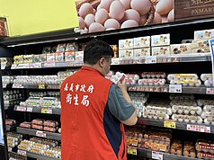 15萬顆芬普尼雞蛋流竄9縣市，食藥署12日說明，回收仍持續進行中。圖為嘉義市政府衛生局協助追查檢出農藥殘留芬普尼雞蛋流向情形。（嘉義市衛生局提供）