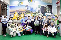 外交部長林佳龍（第2排左4）10日赴台北國際旅展參
觀「中美洲館」展攤，並感謝國內旅遊業者熱情參
與。（外交部提供）