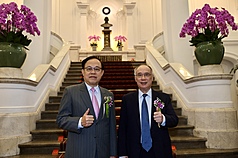 PD
2025年總統科學獎頒獎典禮（1）
2025年總統科學獎頒獎典禮11日在總統府舉行，「生
命科學組」得獎人梁賡義（右）及「工程科學組」得
獎人葉均蔚（左）於典禮開始前合影留念。
中央社記者王飛華攝　114年11月11日
