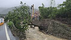 宜蘭縣冬山鄉11日因颱風鳳凰外圍環流影響，大雨不
斷，照安坑溪部分堤防遭沖刷，險些潰堤，沿岸樹木
橫躺在溪流上。
