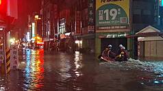 受颱風鳳凰外圍環流及東北季風共伴影響，宜蘭縣蘇澳鎮11日豪雨成災，鎮內重要的中山路也有淹水情形，警消及軍方在當地展開救災。