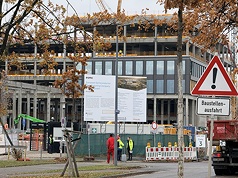 歐機電廠房圍繞德國薩克森矽谷園區而建，現正緊鑼
密鼓動工。工地進出口，管制森嚴。
