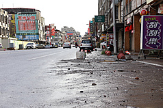 宜蘭縣蘇澳鎮11日晚間豪雨成災，低窪地區淹水高度超過1公尺。12日上午水逐漸退去，街道上的泥濘尚待清理復原。（蘇澳鎮公所提供）