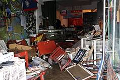 宜蘭縣蘇澳鎮11日晚間豪雨成災，低窪地區淹水高度超過1公尺。12日上午淹水逐漸退去，民眾屋內家具傾倒毀損，滿地泥濘。（蘇澳鎮公所提供）