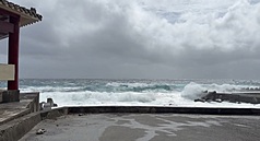 往返離島小琉球的航線原預計11至12日停航，因海象不佳，船公司宣布13日再停航1天。（洪姓民眾提供）
