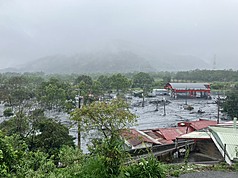 受鳳凰颱風外圍環流、東北季風共伴效應帶來龐大雨量影響，花蓮縣馬太鞍溪便橋10日遭被洪水沖斷，洪水還灌進鄰近的明利村。（花蓮縣政府提供）