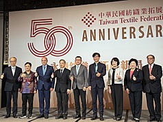 經濟部長龔明鑫（左4）12日出席「紡拓會50周年會慶國際紡織論壇」，讚許紡織業是台灣經濟奇蹟的重要推手。