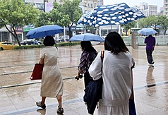 中央氣象署表示，第26號颱風鳳凰已減弱為熱帶性低氣壓，12日晚間8時30分解除颱風警報。 (圖：中央社)