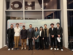 2025泰國台灣影展12日開幕，以「共生的圖景」為主題，放映12部劇情片與紀錄片。駐泰代表藍夏禮（左
4）、導演蘇育賢（左3）和影展策展人之一維瓦
（Wiwat Lertwiwatwongsa，左1）等人合影。

