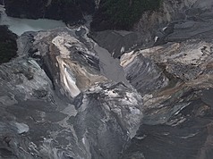 林業及自然保育署花蓮分署13日空拍，馬太鞍溪堰塞湖溢流口處前300公尺有新的堰塞湖，目前仍在估算蓄水量及溢流時間。（林業及自然保育署花蓮分署提供）
