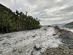行政院會通過270億馬太鞍溪重建特別預算，納鳳凰颱風災損需求。圖為水利署第九河川分署日夜趕工，13日凌晨3時完成河道改道及封堵。（水利署第九河川分署提供）