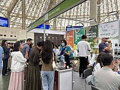 越南河內國際茶與咖啡展12至15日於越南展覽中心登場，數十國、上百間咖啡與茶公司參展。深耕越南近30年的台灣企業卡薩·T世家展位前人潮絡繹，搶著品茗。