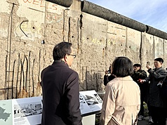 PD
蔡英文參訪柏林圍牆遺址
前總統蔡英文德國行適逢圍牆倒塌紀念日，參訪柏林
圍牆遺址。
中央社記者林尚縈柏林攝 114年11月14日
