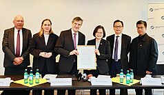 前總統蔡英文（右3）8日啟程訪問德國，期間接受諾曼自由基金會（Friedrich Naumann Foundation）頒贈友誼獎狀。
（外交部提供）
