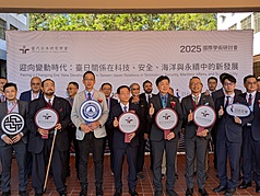 當代日本研究學會等舉辦「迎向變動時代」研討會15日在台中登場，外交部次長葛葆萱（前左4）、大陸委員會副主委沈有忠（前右4）等人出席。

