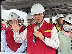 行政院政務委員季連成（中）15日赴花蓮鳳林鎮、萬榮鄉視察災情，宣布新增受災戶將納入光復補助方案，馬太鞍溪左岸將興建600公尺長大堤防及3公里導水道，要求涵管便道10天內恢復通車。