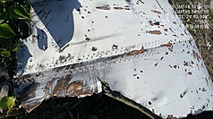 台東縣綠島鄉民田鴻銘15日下午前往流麻溝和柴口海邊時發現2塊複合材料片，類似飛機蒙皮或火箭殘骸，已通知海巡人員到場檢視。（田鴻銘提供）

