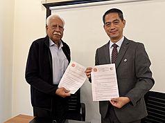 台灣南亞研究協會理事長唐維敏（右）與印度智庫「中國分析及策略中心」主任拉納德（Jayadeva Ranade）（左）15日在新德里簽署MOU，強化合作關係。
