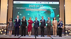 GCTF能源韌性國際研習營日前開幕，外交部政務次長陳明祺（右4）、經濟部長龔明鑫（中）跟與會外國駐台代表處人員合影。（外交部提供）