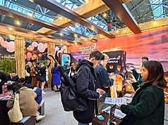 觀光署倫敦辦事處與長榮航空英國分公司合作，15至16日在東倫敦老斯皮塔菲爾茲市集舉辦快閃宣傳活動，推介台灣觀光旅遊資源。