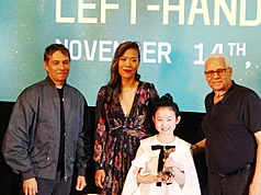 奧斯卡最佳導演得主西恩貝克（Sean Baker）（左1）與台灣導演鄒時擎（左2）籌備電影「左撇子女孩」超過20年，兩人與演員葉子綺（前）出席亞洲國際電影節映後座談。