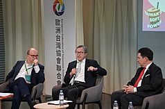 第54屆歐洲台灣協會聯合會年會15日在巴黎舉行，駐歐盟代表謝志偉（中）、法國參議員卡迪克（Olivier Cadic，右）及前參議員卡托蘭（Andre Gattolin，左）同場座談。