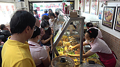 位於大馬尼拉地區奎松市的台灣味餐廳「豐味屋」，獲得「米其林指南入選餐廳」榮譽。圖為餐廳內門庭
若市。
