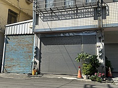 台中市食安處稽查在梧棲區龍忠蛋行查獲來自文雅畜牧場的籃蛋含芬普尼代謝物超標，要求立刻下架。