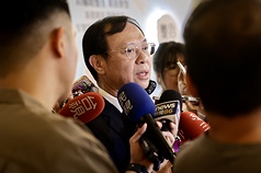 衛福部長石崇良（中）16日在台北受訪被問到兒家署成立規劃，他說，面對少子女化與兒童保護等議題，希望將現有分散的兒童照顧與福利資源整合為一個專責單位，相關建議已呈報，相關的組織法草案會力拚114年底送行政院。