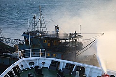 海巡署艦隊分署表示，一艘中國籍漁船15日下午在台北港西北方28浬處失火求救，新竹艦秉持人道救援無國界精神，第一時間趕赴現場協助滅火。