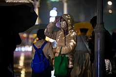 中央氣象署26日表示，今晚起水氣增多，桃園以北、東半部地區及恆春半島有局部短暫雨，預計持續至明晚；溫度部分，預估28、29日平地低溫下探至攝氏15度，局部空曠地區因輻射冷卻影響，可能會再低2度。 (圖：中央社)