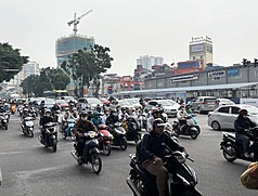 越南冬季即將來臨，河內空氣品質黑暗期也將來臨，17日天空灰濛濛一片。除老舊汽機車排放外，工廠、工程以及農收後的焚燒習慣都使空污改善腳步減緩。