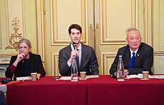 法國戰略研究基金會（FRS）在巴黎舉辦研討會，由研究員墨內（Simon Menet，中）主持，邀請外交部次長吳志中（右）和巴黎政治學院學者梅珍（Francoise Mengin，右）與談。