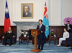 賴清德總統（中）18日與來訪的友邦吐瓦魯國總理戴斐立(Feleti Teo)（左）進行雙邊會晤。