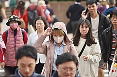 圖為台北車站前民眾。資料照。