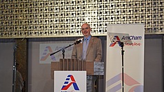 台灣美國商會2025年度會員大會18日登場，美國在台協會（AIT）處長谷立言（Raymond Greene）發表主題演講時表示，美台經貿關係將邁入黃金時代。（美國在台協會提供）