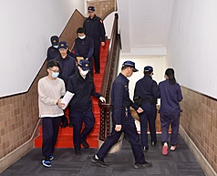 香港籍陸男丁小琥涉吸收利誘王文豪等6名現退役軍人刺探收集軍事等機敏資料，18日遭起訴並移審。