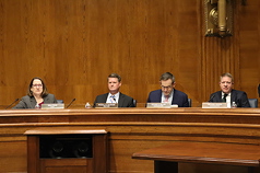 美前國防官員薛瑞福（左2）18日在美國國會指出，中國駐大阪總領事薛劍不滿日相高市早苗「台灣有事」的說法，於社群暗示「斬首」，令人髮指。