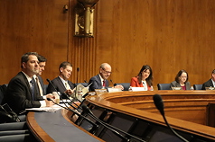 美國國會轄下的「美中經濟暨安全檢討委員會」18日示警，解放軍幾乎可以在無預警下從例行演習轉變為實際入侵台灣。圖為委員會成員。