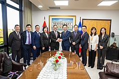 立法院副院長江啟臣（右5）率跨黨派立委訪問團訪問巴拉圭，他在拜會巴拉圭眾議長拉多雷（左5）時表示，巴拉圭是台灣在南美洲最堅定的友邦，雖然兩國地理相距遙遠，但因共享普世價值，彼此感覺像家人幾乎「零距離」。
（立法院提供）
