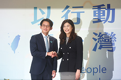 國民黨主席鄭麗文（右）、台灣民眾黨主席黃國昌（左）19日在新北市新莊凱悅嘉軒酒店舉行會談，雙方握手致意。
