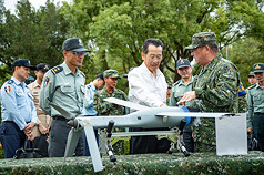 PD
顧立雄聽取ALTIUS-600M無人機性能介紹
國防部長顧立雄（前中）18日視導陸軍無人機訓練中
心，聽取專人說明ALTIUS-600M攻擊型無人機性能諸
元。
（國防部提供）
中央社記者吳書緯傳真　114年11月19日
