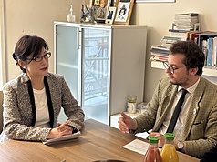 駐法國代表郝培芝（左）19日參訪無國界記者組織（RSF）巴黎總部，與RSF秘書長柏儒廷（Thibaut Bruttin，右）交流。