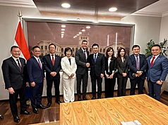 立法院副院長江啟臣（右5）率跨黨派立委代表團拜會巴拉圭總統潘尼亞（左5），他表示，由衷感謝潘尼亞在國際上始終表達堅定的挺台立場，將繼續鼓勵有雙邊互補元素的台巴經貿合作。 （立法院提供） 