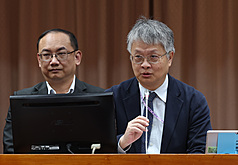 教育部次長劉國偉（右）20日到立法院教育及文化委員會做「如何防範不當之短影音及社群平台兒少內容，加強數位及媒體素養」專題報告並備質詢。學術網路禁止使用抖音、小紅書，但學生還是可用自身手機連網。劉國偉坦言「禁不了」，校園難以全面禁用這些平台，但會從加強素養教育、教師增能著手。

