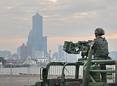 1輛配備MK19 40mm榴彈槍的悍馬吉普車與士兵，20日在高雄海軍新濱營區碼頭邊參加營區開放活動，背景為高雄市區。