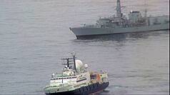 俄羅斯間諜船「琥珀」（前）近日在英國周邊活動，曾侵擾英國專屬經濟海域，英方出動巡防艦「薩默塞特號」（後）監控。（英國國防部提供）