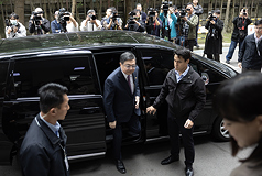 PD
卓榮泰赴立院施政報告
行政院長卓榮泰（前左2）21日上午赴立法院施政報
告並列席備詢，會前接受媒體聯訪，回應有關財劃法
修法等議題。
中央社記者趙世勳攝　114年11月21日
