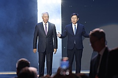 鴻海21日在台北南港展覽館1館舉行年度科技日（HHTD 25）活動，鴻海董事長劉揚偉（右）以專題演講開場，鴻海創辦人郭台銘（左）驚喜現身。