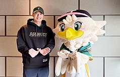 中職台鋼雄鷹隊21日宣布，網羅低肩側投手黃子鵬，簽下總值5年、新台幣6600萬元合約，為隊史第1名網羅的自由球員。（台鋼雄鷹提供）
